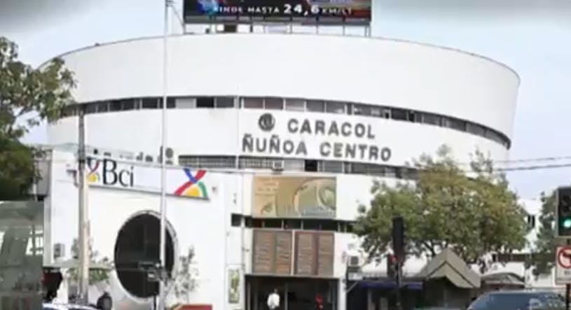 Leo Castillo recorre el Caracol Ñuñoa, un clásico del comercio