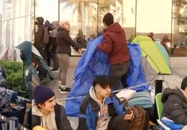 Acampan afuera de mall para ganar un año de pollo gratis