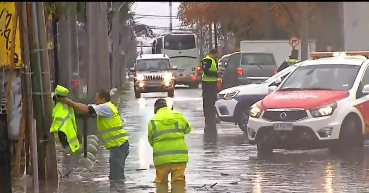 Calles y pasos bajo nivel inundados por intensa lluvia en la RM 