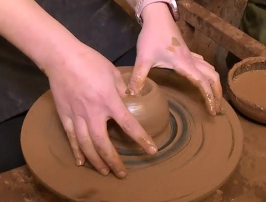 Un imperdible en Pomaire: Aprender el trabajo con greda 