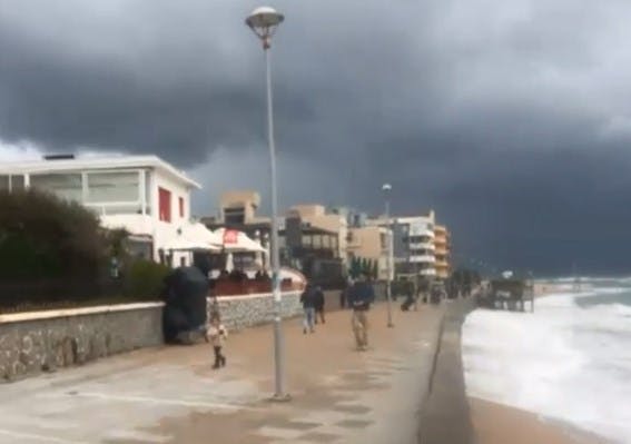 Nubes cargaditas: A prepararse para las lluvias en el litoral central 