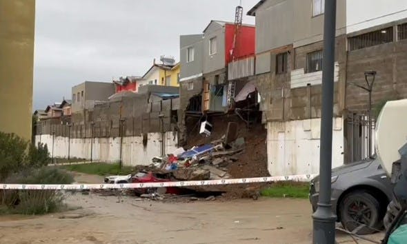 Tres casas destruidas y autos aplastados por un muro en Ovalle