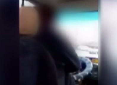 Chofer agrede e insulta a mujer por pagar pasaje de estudiante