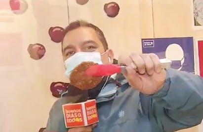 Leo Castillo presenta las tradicionales galletas del centro de Santiago