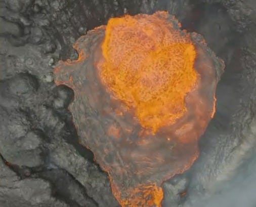 Espectaculares imágenes de la erupción de un volcán desde arriba