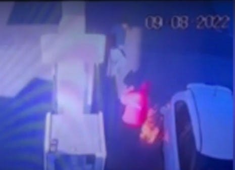 Impactante registro: Sujeto intentó incendiar vehículo en servicentro de Antofagasta
