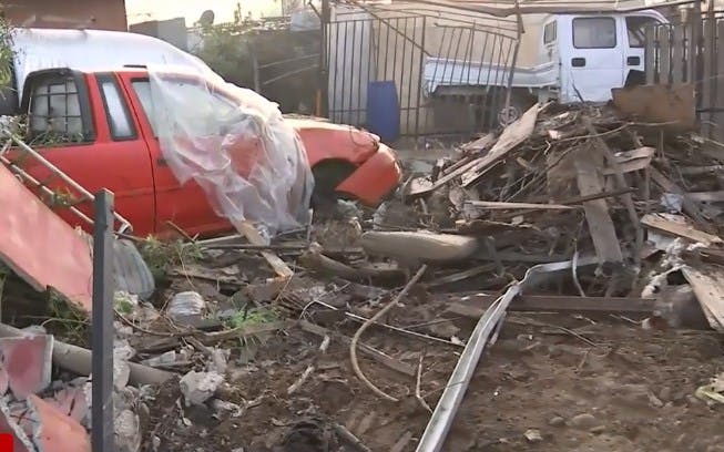 Delincuente roba bus del transporte público y choca dos casas en Maipú