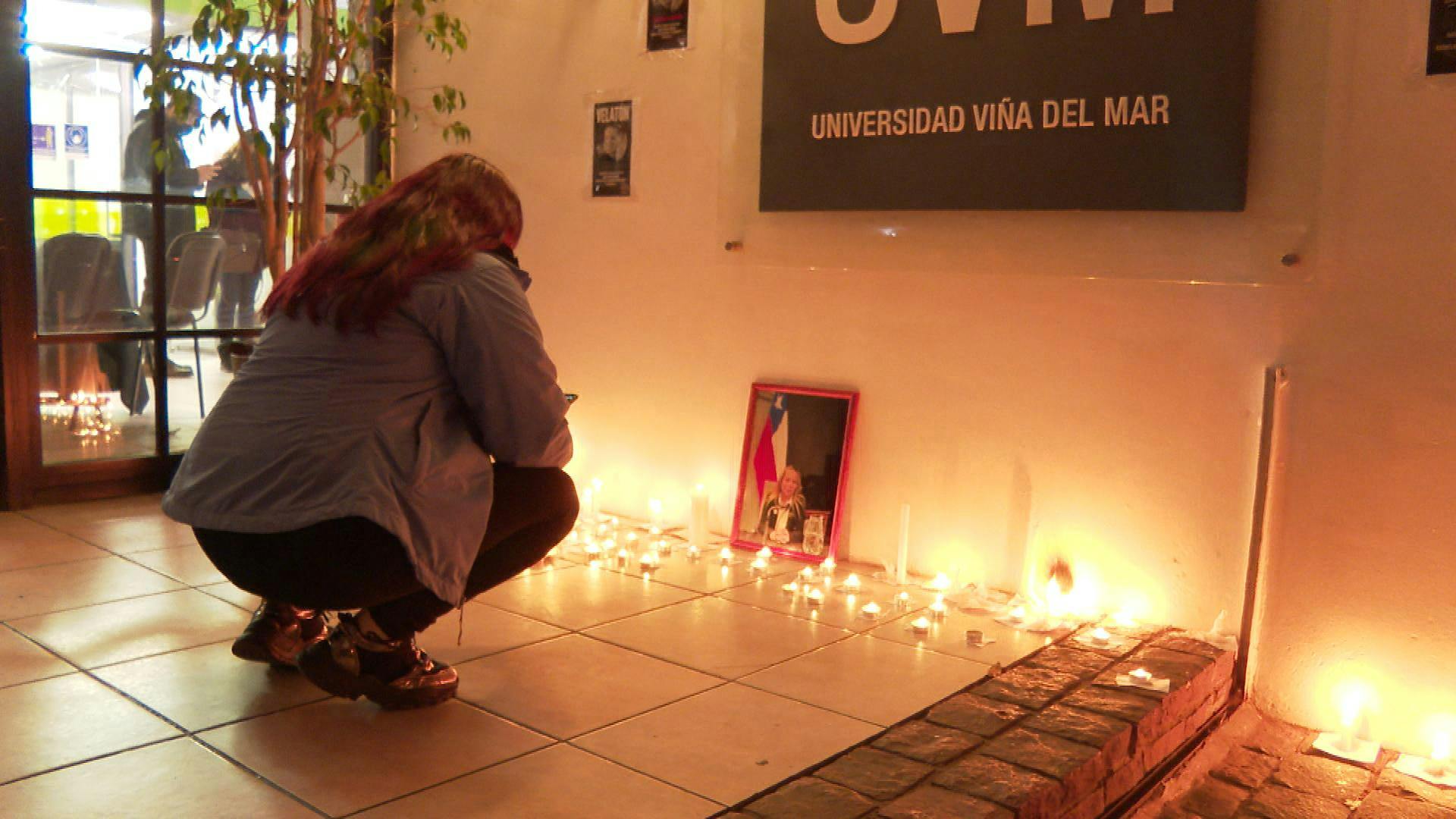 Familia y amigos de joven fallecida al interior de motel no creen en las causas del deceso. Realizan velatón donde estudió la abogada