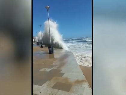 Marejadas más intensas del año causan estragos en zonas costeras