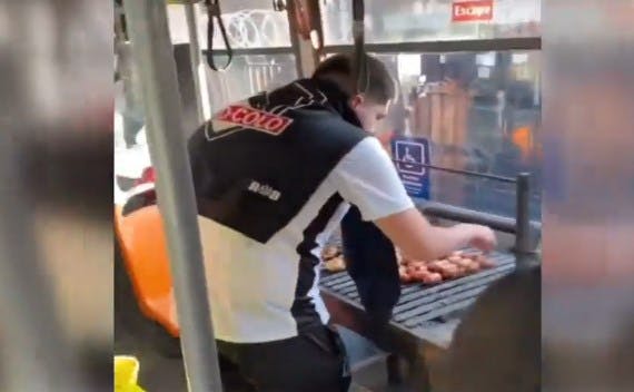 Sin palabras: Hinchas realizan asado al interior de una micro 