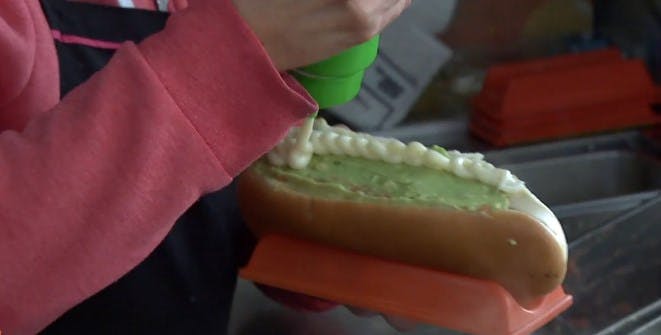 Completos mojados y pichangas: La ruta gastronómica de Talca