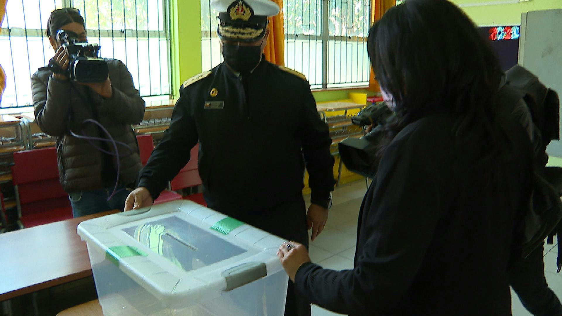 Fuerzas Armadas proceden a toma de locales de votación