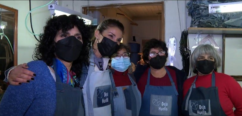 El increíble trabajo para transformar unos jeans en billeteras, carteras y más