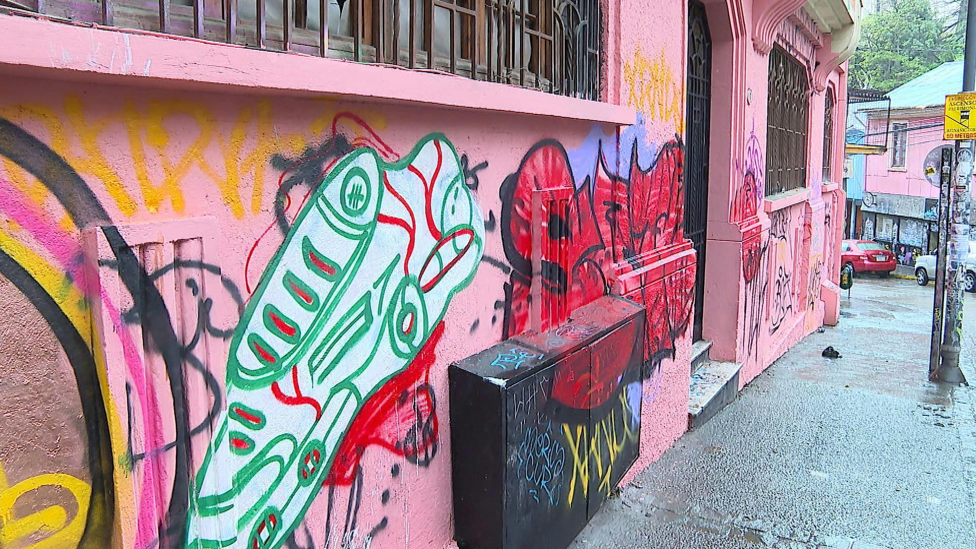 Vecinos de Valparaíso denuncian rayados y basura tras realización de Carnaval Mil Tambores