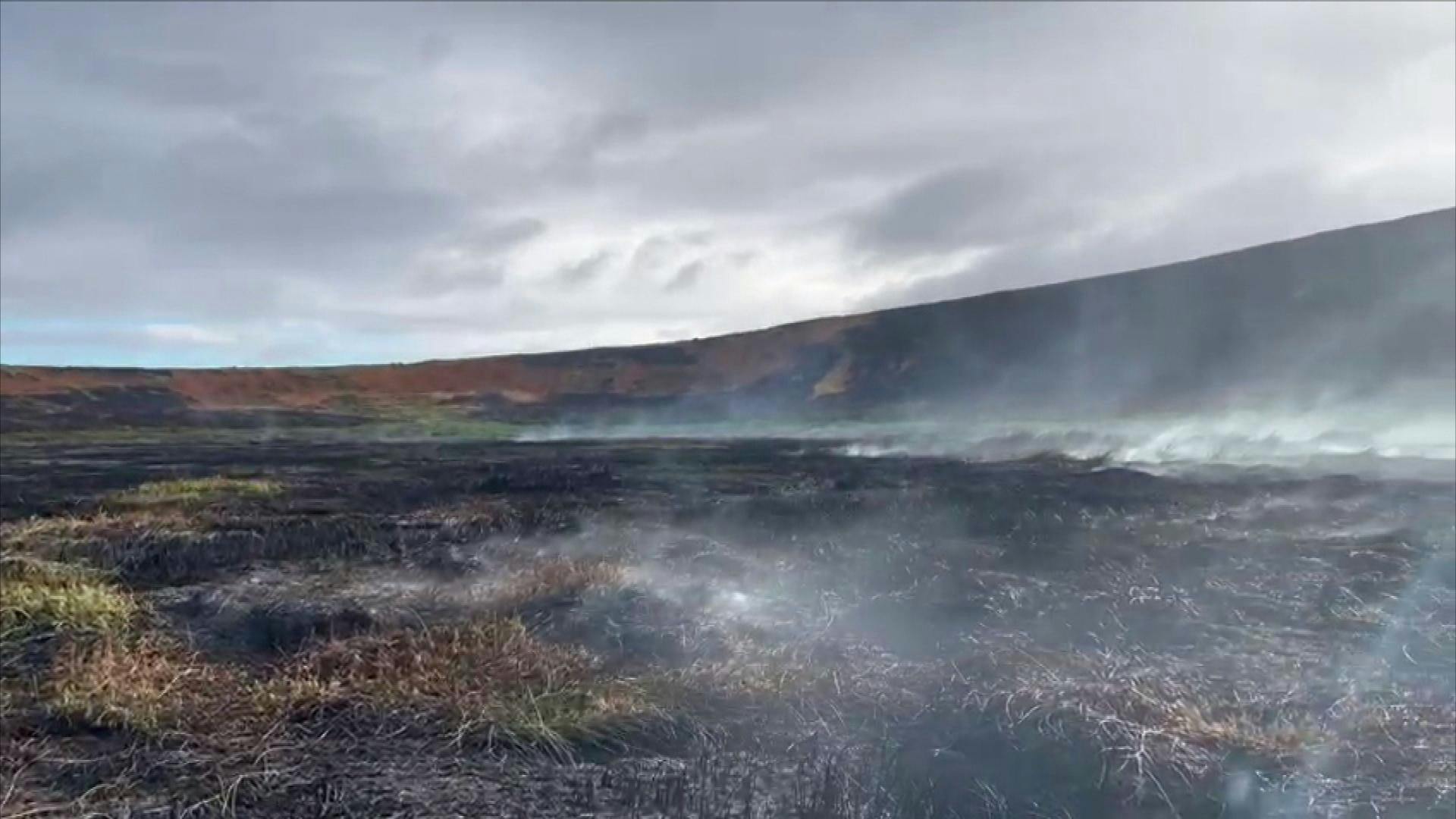 Incendio afecta  a volcán Rano Raraku y a una treintena de moais en Rapa Nui 