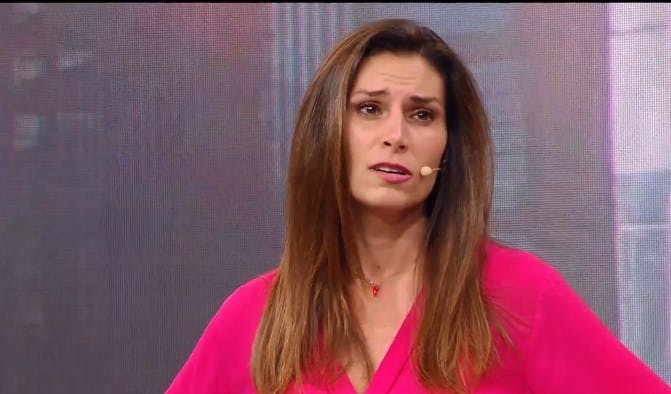 Caro Escobar sorprendida una noticia sobre Chayanne
