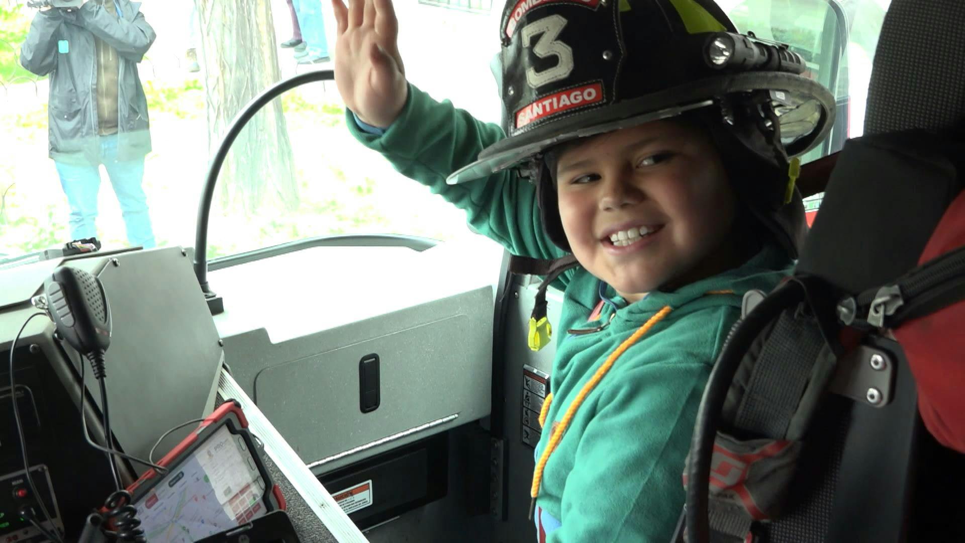 Niño que mostró toda su solidaridad en rifa de Bomberos fue condecorado por la institución