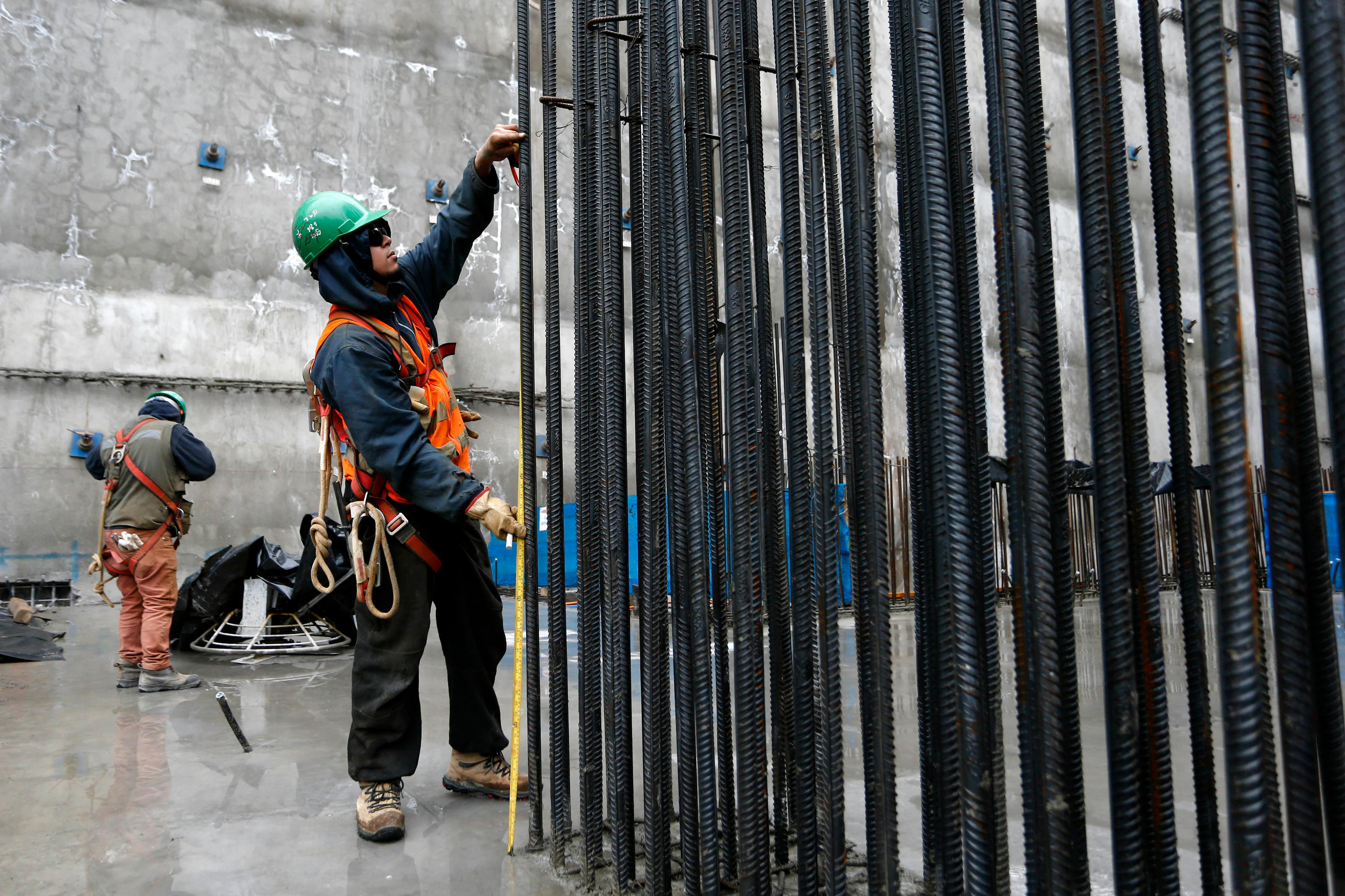 Académico tras proyecciones negativas del PIB: Chile está con la inflación más alta de la región