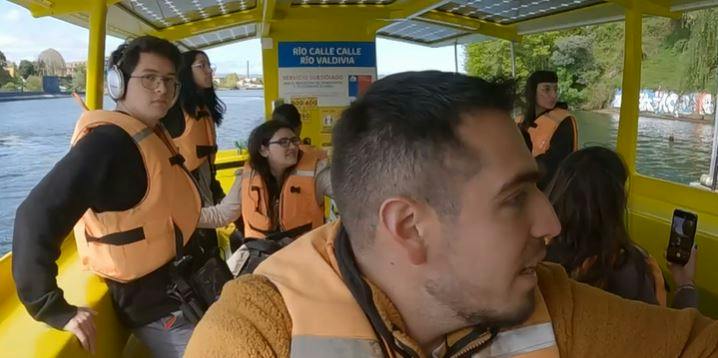 Conoce las micros fluviales, el transporte público con el que los valdivianos cruzan los ríos