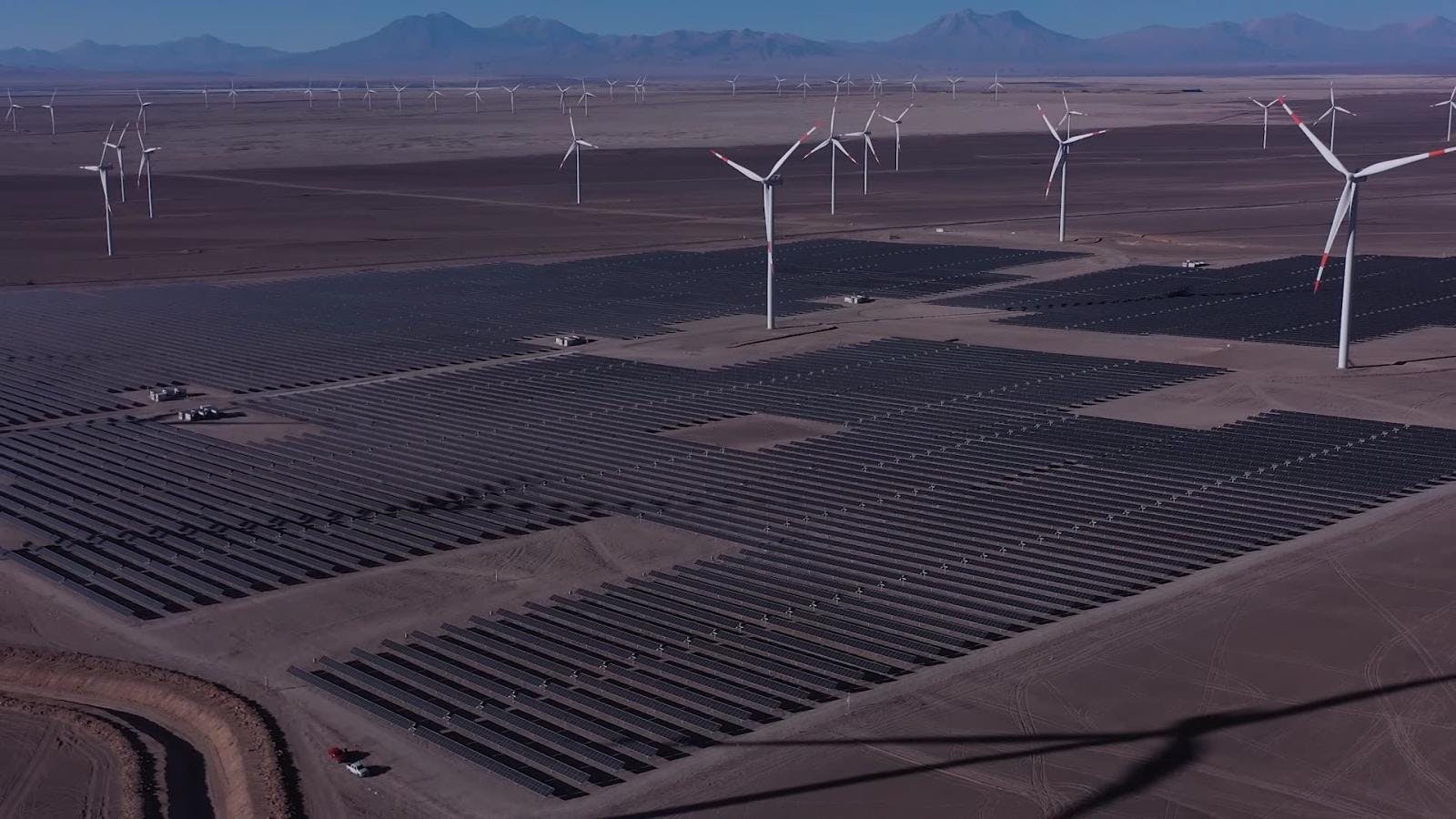 Inauguran planta híbrida de energía en la región