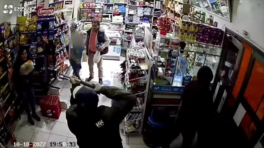 Desesperada defensa de familia contra delincuentes
