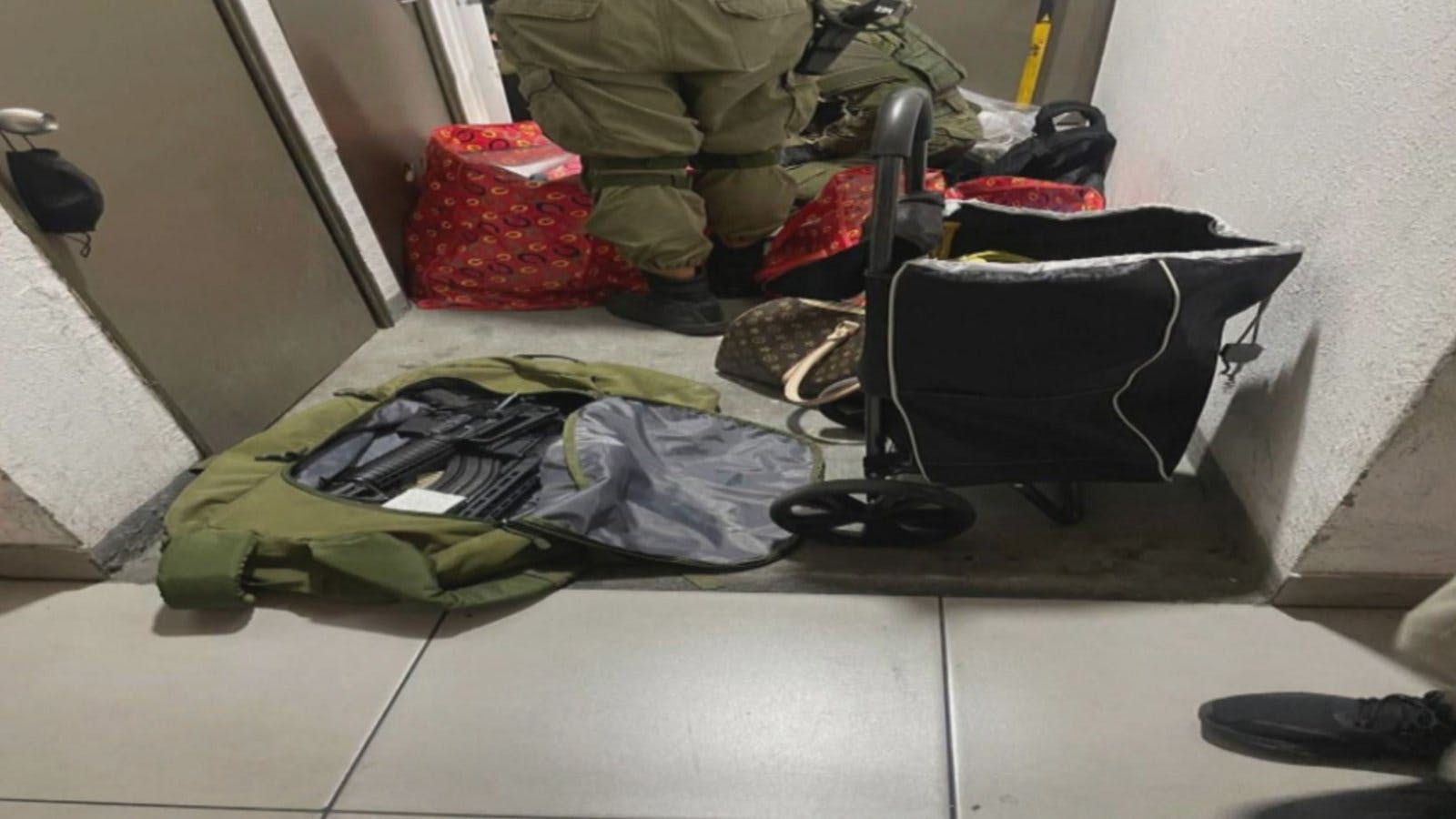 Hallan armamento de guerra y drogas en un departamento de Estación Central