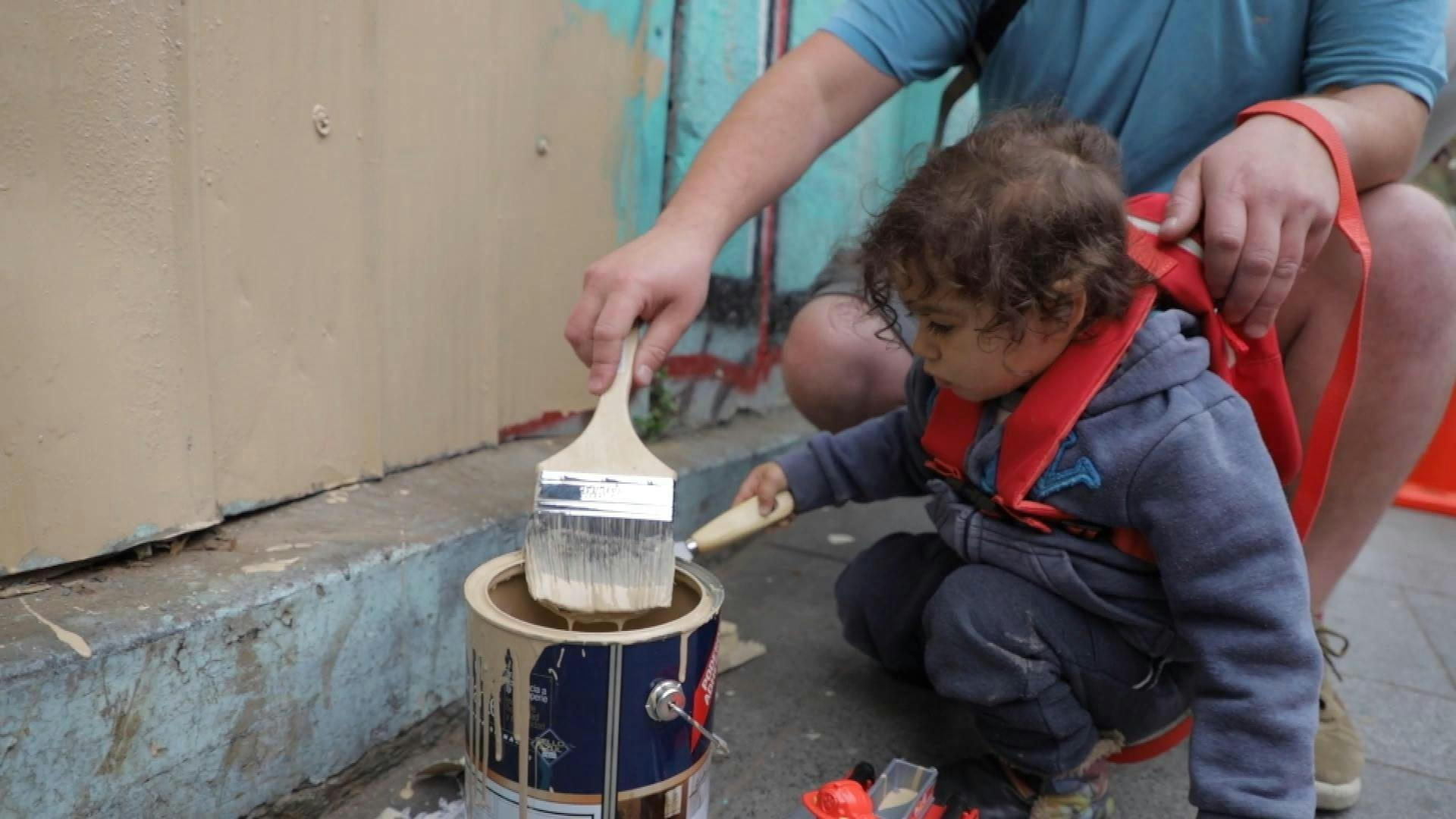 Porteños salieron a pintar su querido Valparaíso y a deshacerse de los grafitis