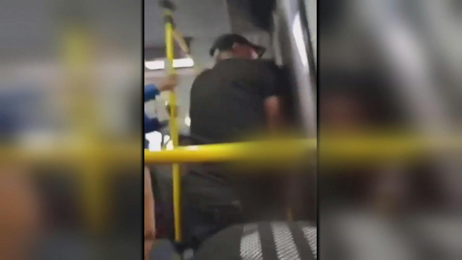 Indignación provocó pasajero que no encontró nada mejor que orinar dentro de un microbús