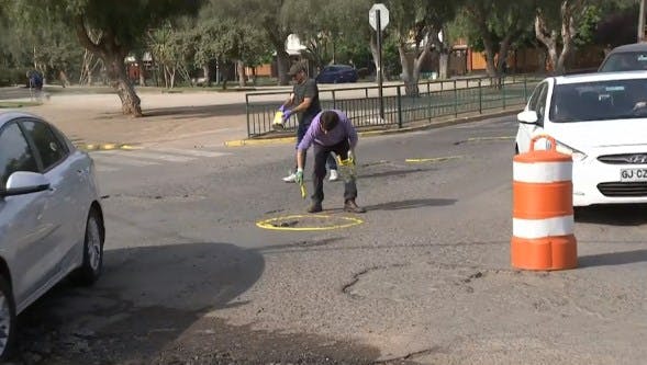 Rápidos y furiosos: pintan hoyos en las calles para alertar a conductores