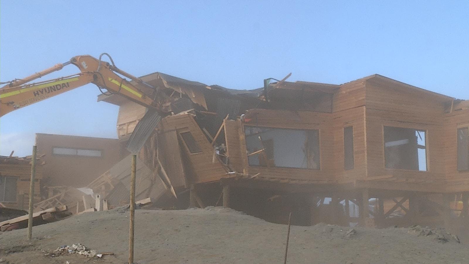 Comenzó demolición de tomas vip en caleta el lagarto 
