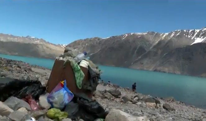 Un triste paisaje: Embalse El Yeso convertido en un basural
