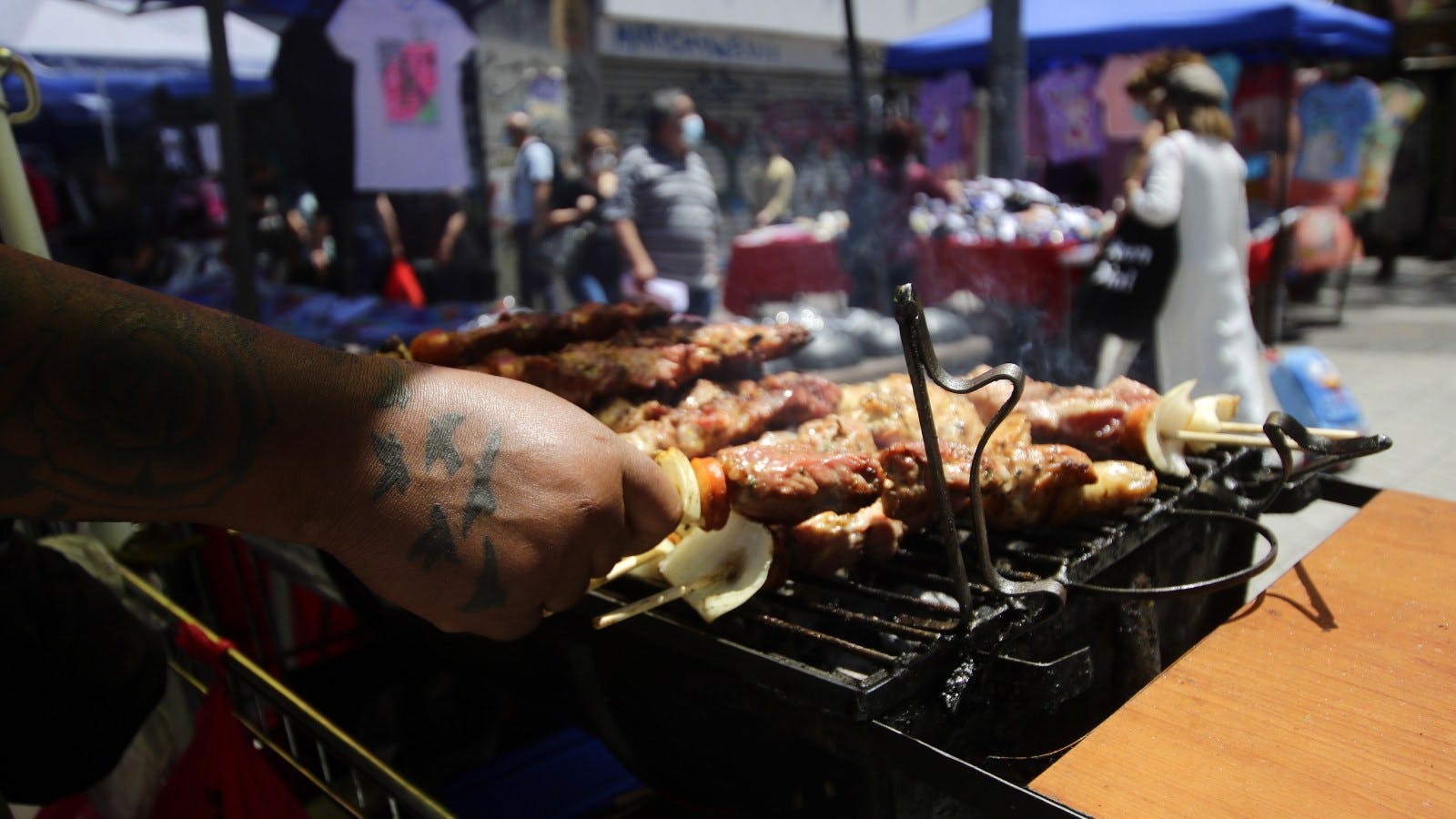 Seremi de Salud RM llama a evitar comer en la calle: Hay muchas enfermedades que pueden proliferar