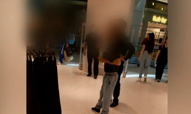 Clienta denuncia el robo y amenaza con arma al interior de tienda de mall