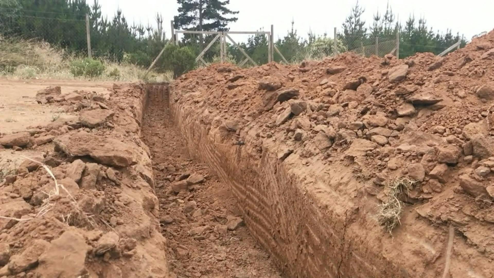Vecinos construyen zanjas para frenar robos de viviendas en Algarrobo