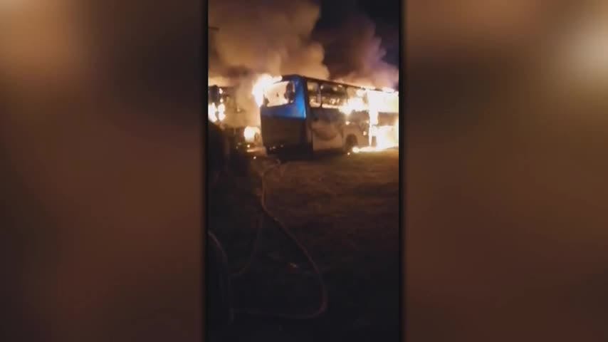 16 buses quemados tras violento incendio en Chillán