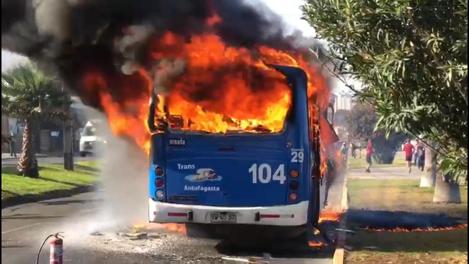 Síntesis de noticias regionales: microbus del TransAntofagasta se incendió en pleno recorrido