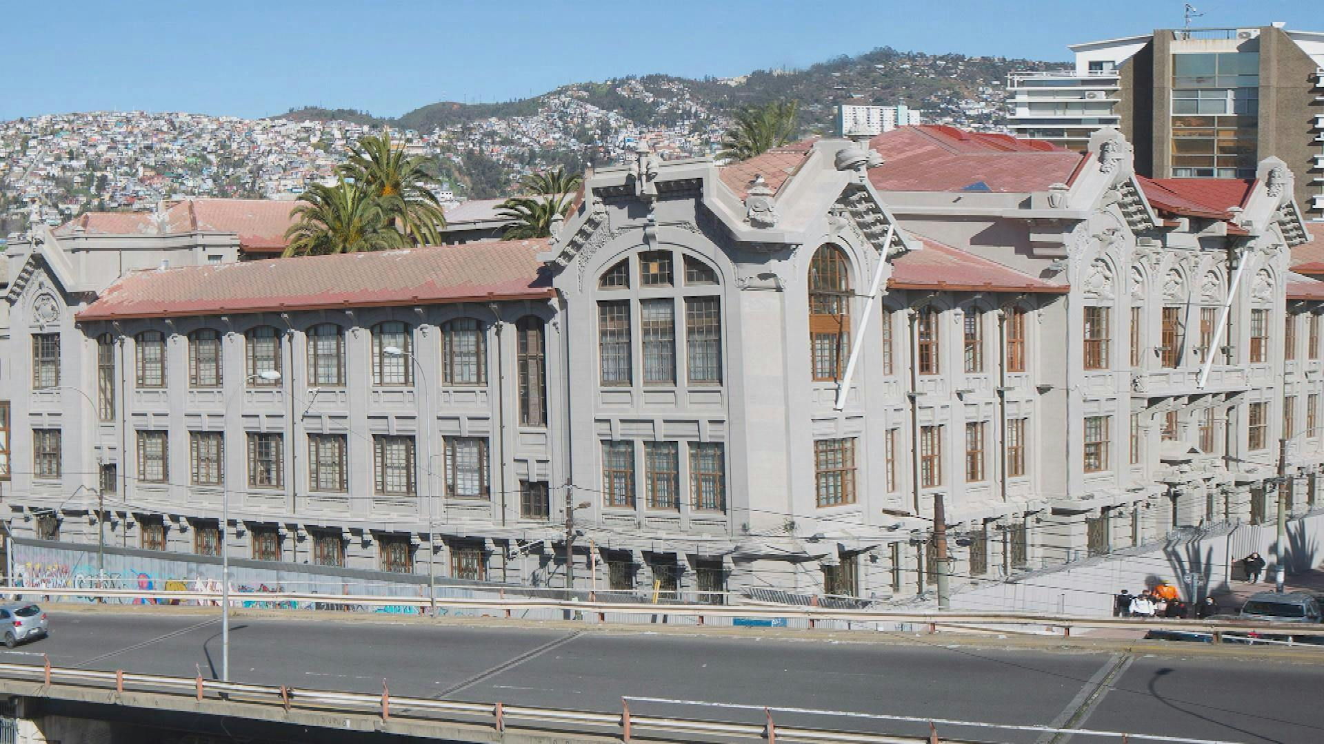 Casa Central de la PUCV luce su remodelada fachada