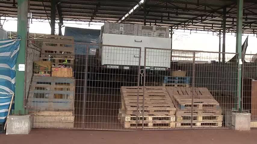 Paro de camioneros provoca escasez de algunos productos en ferias
