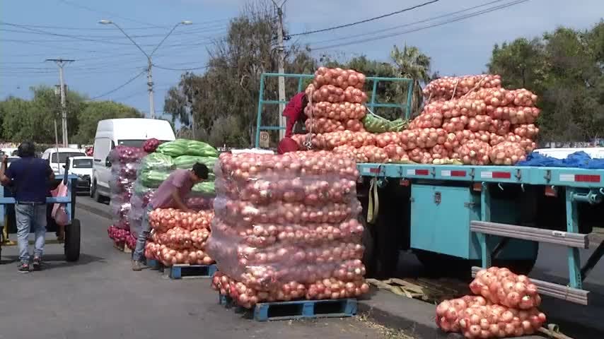 Comienza el reabastecimiento tras termino paro de camioneros 