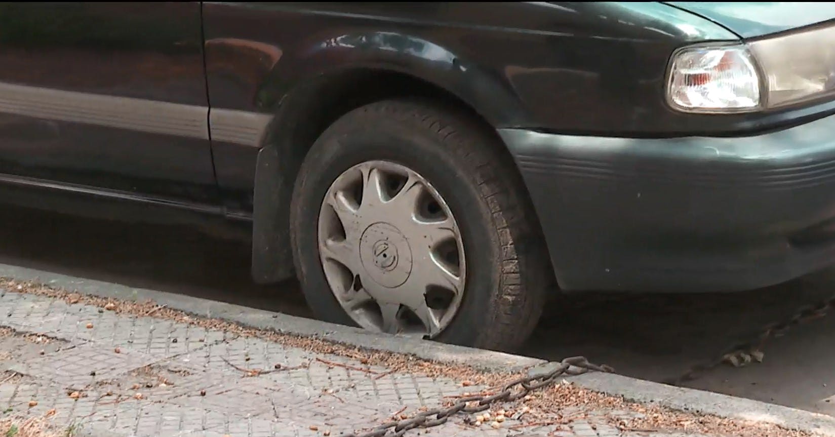 Delincuencia desatada: Vecinos encadenan sus autos a árboles para que no se los roben 