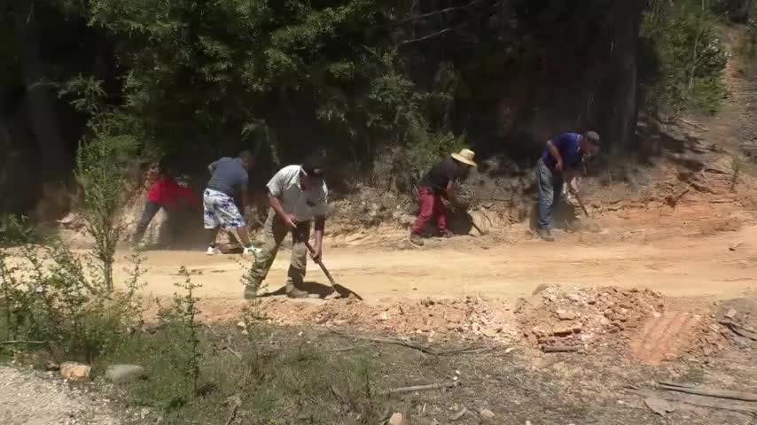 Con mingaco arreglan caminos en Santa