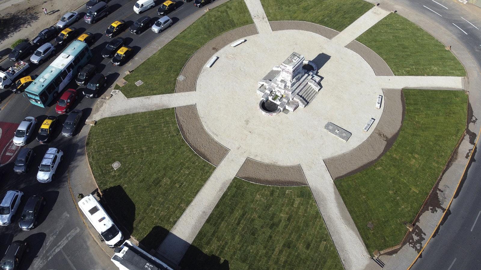 Experto y retorno del pasto a la rotonda de la Plaza Italia: Hay que mirarlo como una transición