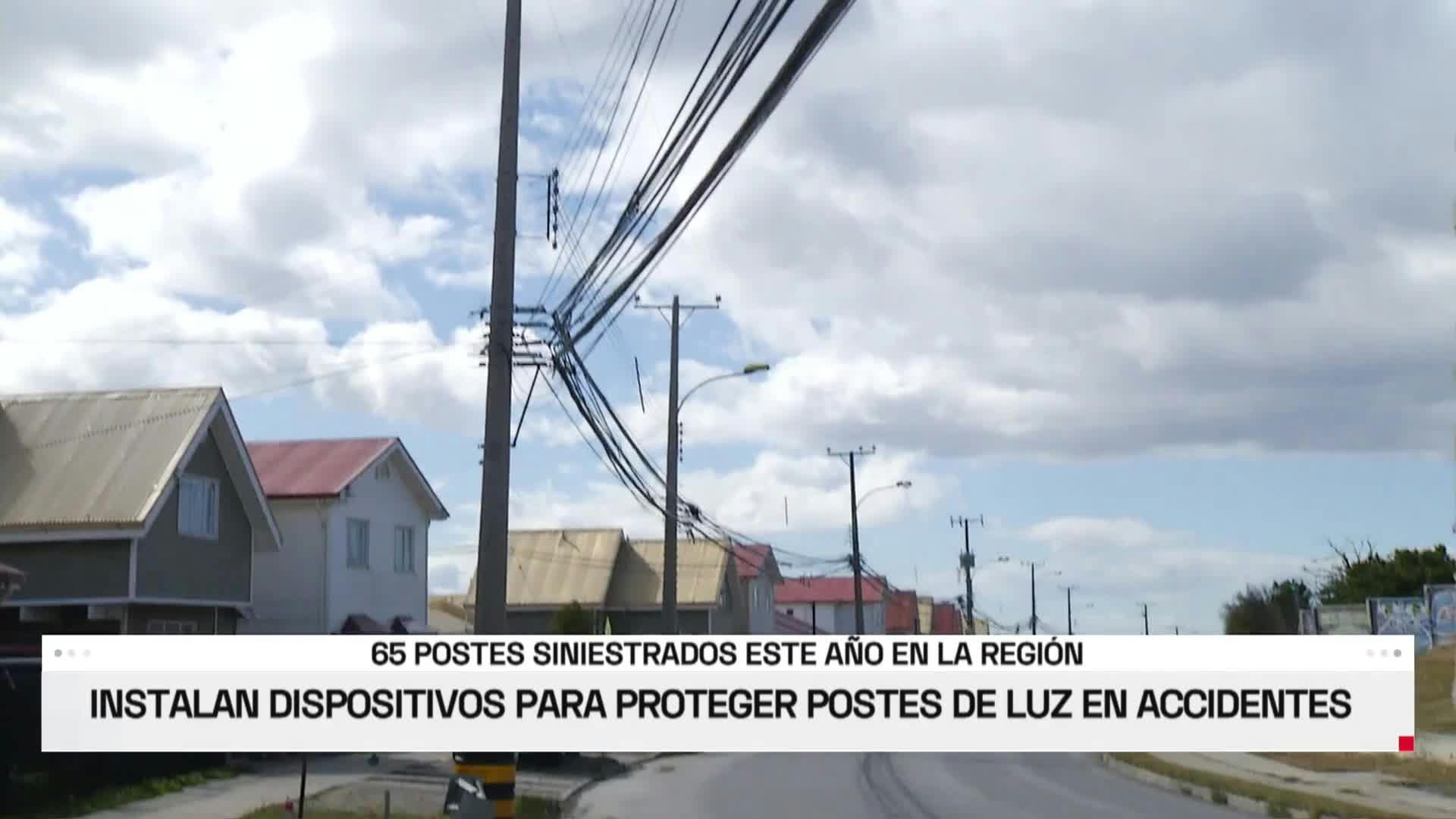 INSTALAN DISPOSITIVOS PARA PROTEGER POSTES DE LUZ EN ACCIDENTES