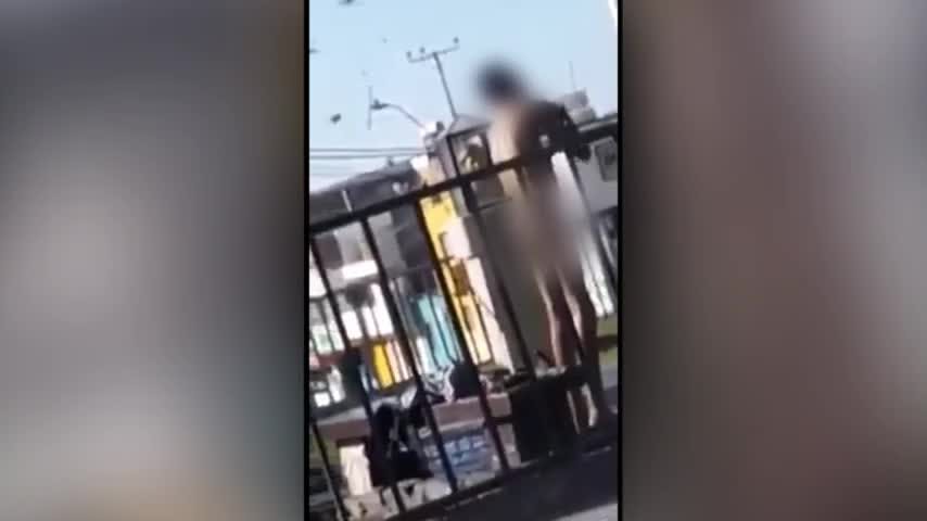 Hombre es captado mientras se baña en una plaza desnudo y frente a un colegio