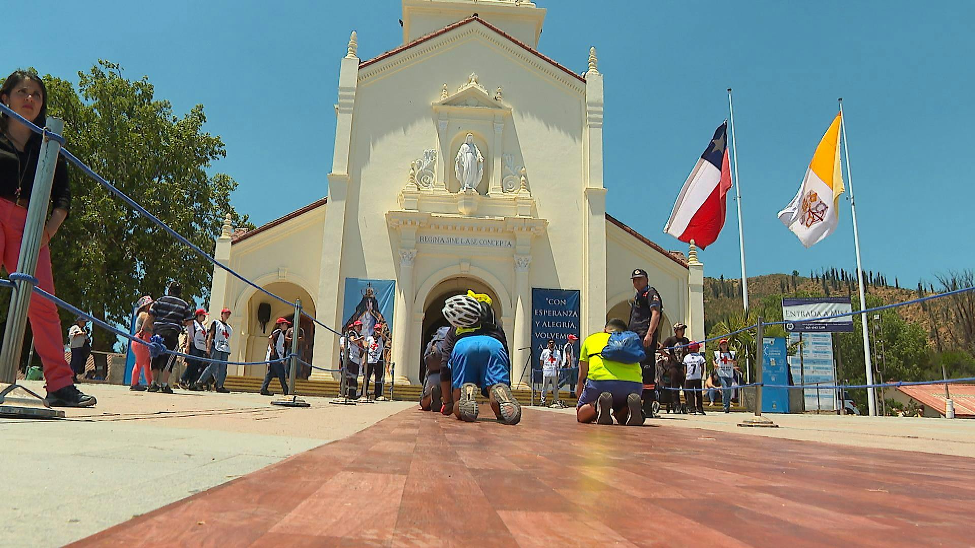 Feligreses arriban al santuario de Lo Vásquez previo al cierre de la ruta 68