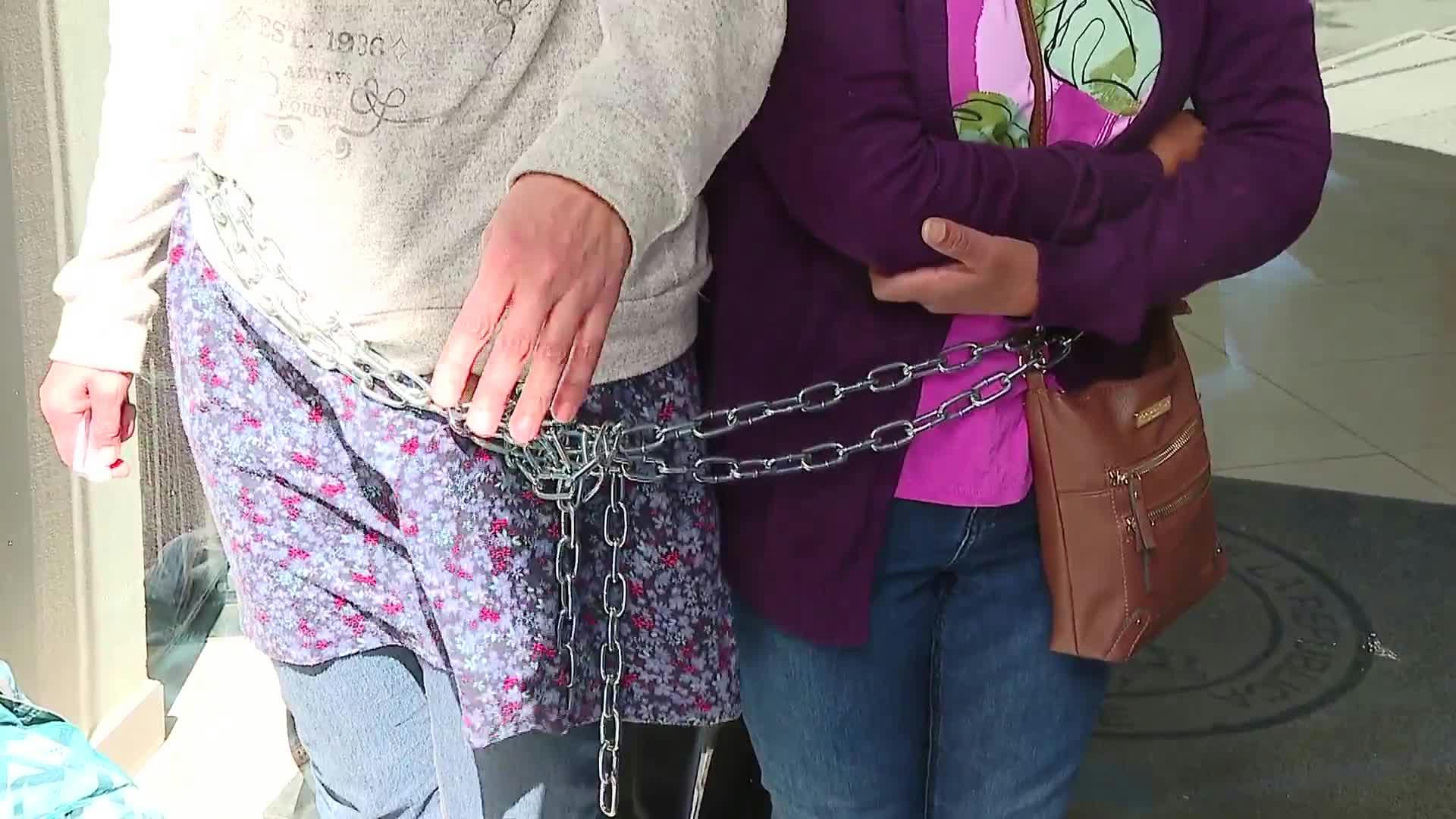 Madre de hermanos Llaitul se encadenó en Contraloría