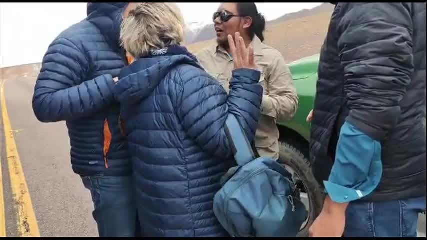 Dos personas resultaron heridas durante un violento asalto a una van de turistas 
