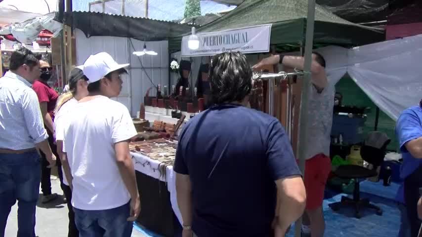Variedad de productos y precios en ferias navideñas en Calama