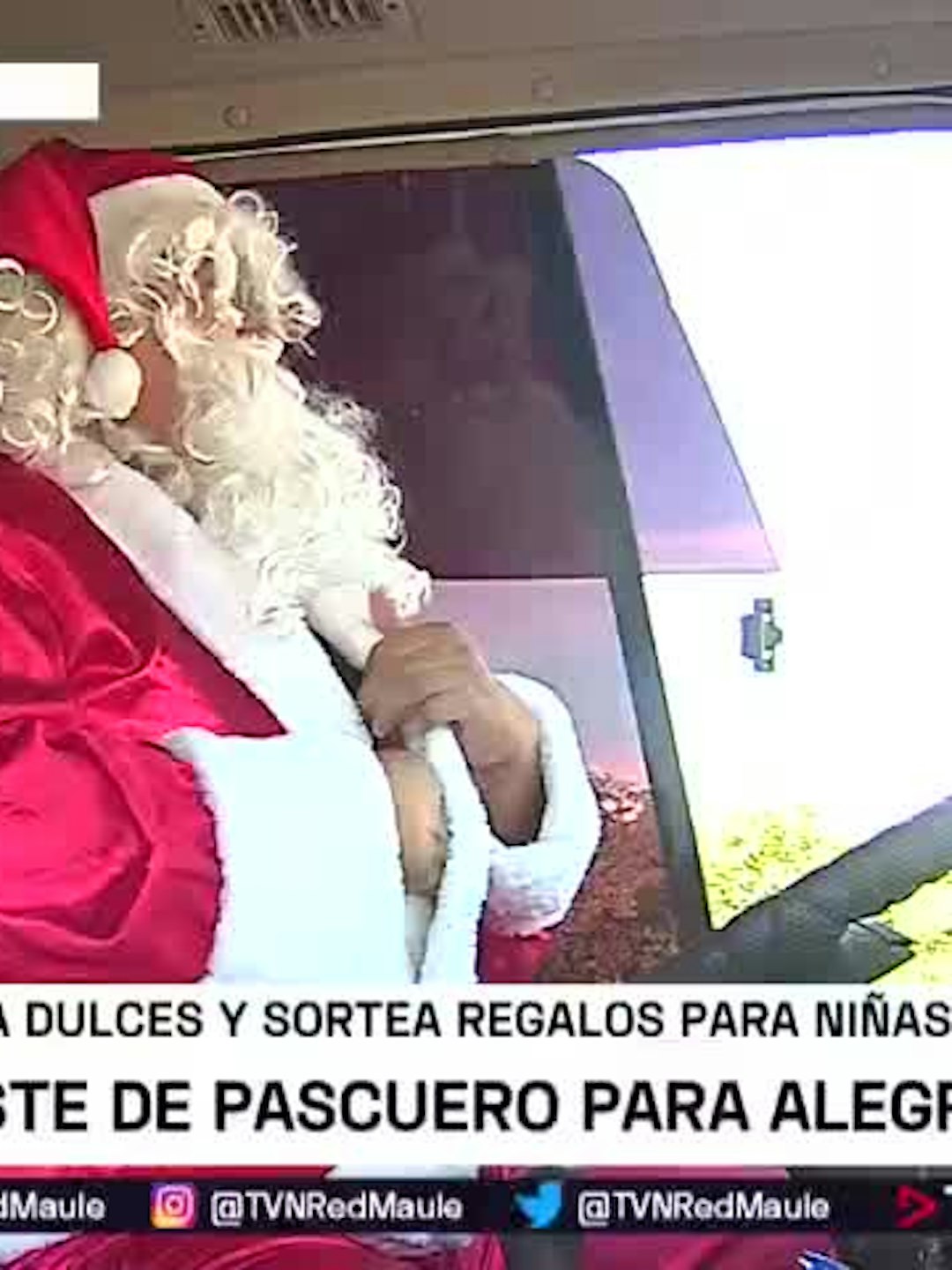 Micrero pascuero entrega dulces y regalos