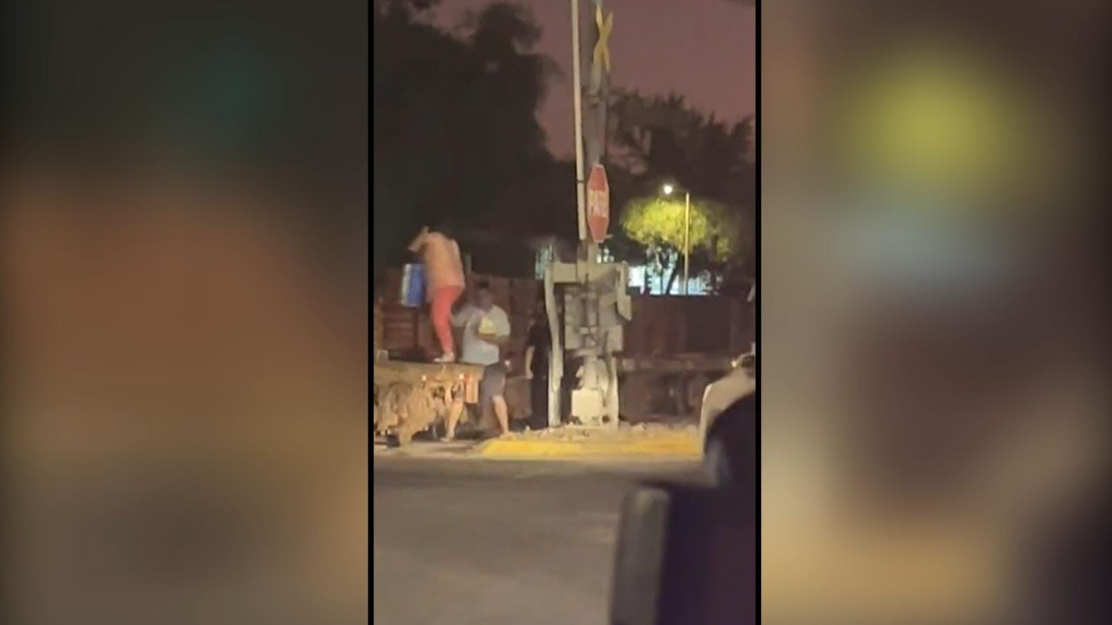 Captan imprudente maniobra de peatones captada frente al sector del mall